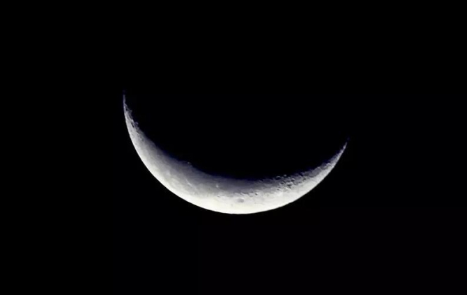 这时的月相叫"下弦月",下弦时,月亮在子夜左右出现在东方的地平线上
